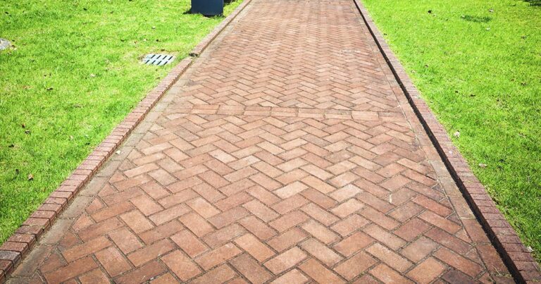 parque com imagem de calçada com piso intertravado