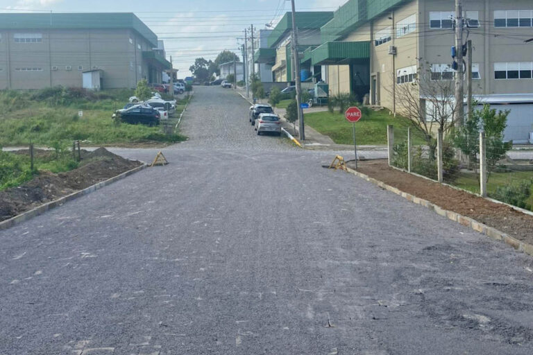 Pavimentação de paralelepipedo em Basalto na Rua Valentin Mazafioli na cidade de Garibaldi - RS