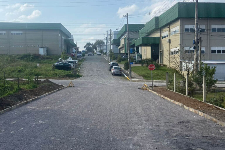 Pavimentação de paralelepipedo em Basalto na Rua Valentin Mazafioli na cidade de Garibaldi - RS