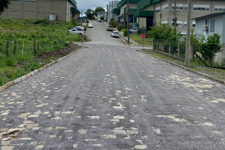 Pavimentação de paralelepipedo em Basalto na Rua Valentin Mazafioli na cidade de Garibaldi - RS