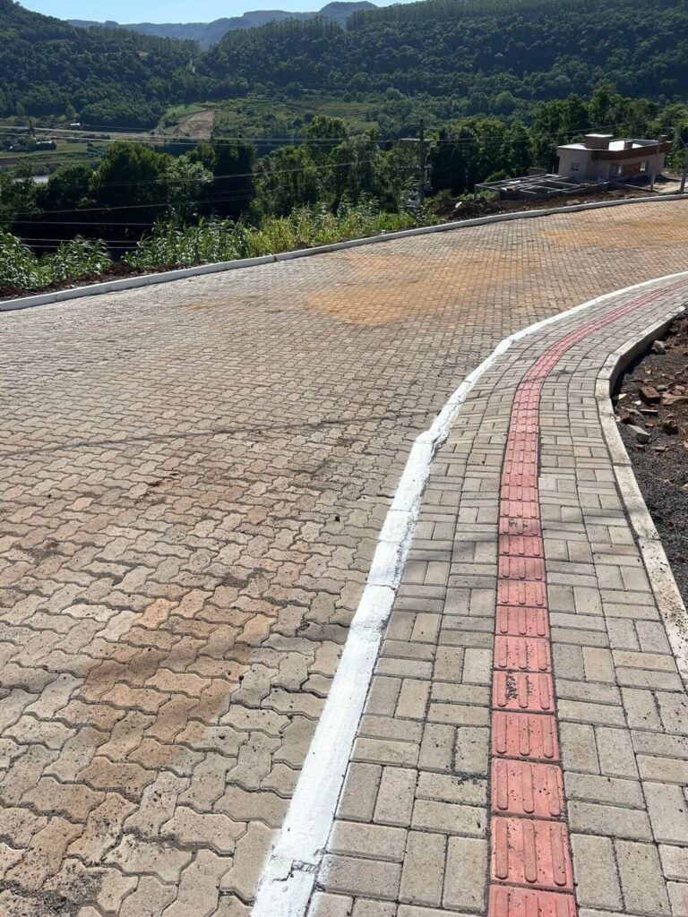 Obra de pavimentação na cidade de Muçum RS