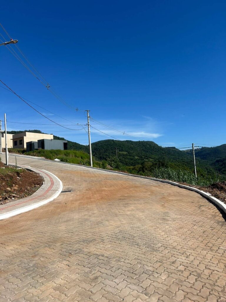 Obra de pavimentação na cidade de Muçum RS