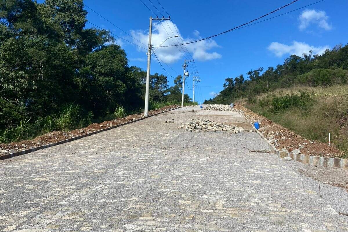 Pavimentação em paralelepípedo de basalto no Loteamento Pandolfo em Serafina Corrêa RS, com execução de drenagem pluvial, meio-fio instalado e obra de infraestrutura urbana em andamento pela Construja