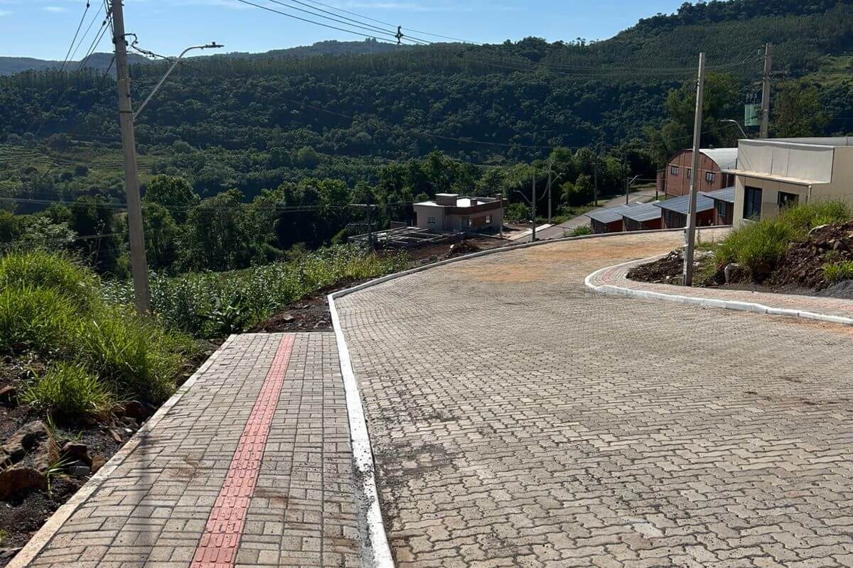 Obra de pavimentação na cidade de Muçum RS